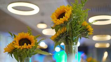 bruiloft tafel. mooi decor Aan de tafels zonnebloemen foto