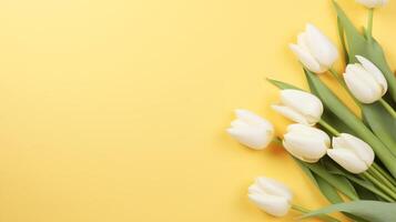 ai gegenereerd pale geel achtergrond met een boeket van wit tulpen foto
