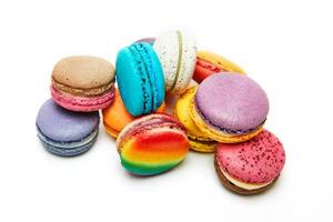 geassorteerd veelkleurig macarons gestapeld en geregeld Aan wit oppervlakte met reflectie foto