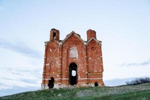 een christen kerk in Rusland, een oude orthodox kerk, een historisch gebouw, een cultureel monument, de erfgoed van de voorvaders van Tatarstan, de ruïnes van de gebouw staan in een veld- foto