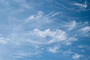 blij zonnig dag, mooi piekerig cirrus wolken in de blauw lucht, symboliseert vrijheid en energie geven foto