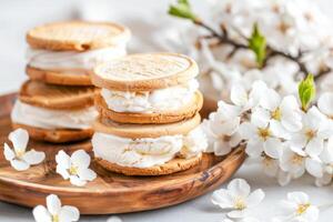 ai gegenereerd vanille ijs room boterhammen met suikerachtig koekjes Aan een houten bord temidden van bloeiende takken foto