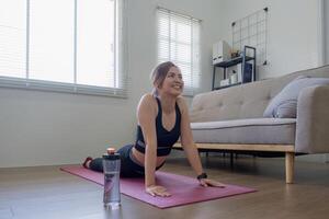 jong Aziatisch vrouw beoefenen yoga Bij huis in divers poses zittend Aan de leven kamer verdieping de concept van rust uit, ontspanning, oefening. foto