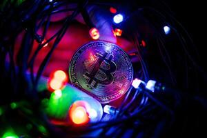 cryptogeld. bitcoin munt tegen de achtergrond van abstract lichten. de groeit markt van cryptogeld en handel foto