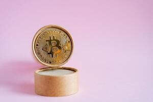 bitcoin munt in een karton geval. vereist: een krachtig computer systeem naar verdienen bitcoin.nieuw geld van de modern wereld. hoe naar investeren, verdienen en besteden geld foto