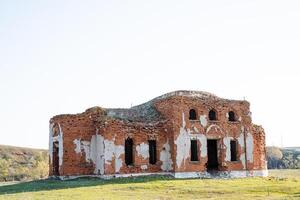 oud steen gebouw voormalig orthodox kerk, geruïneerd huis, gebroken ramen, historisch monument Rusland Tatarstan, landschap van de platteland foto