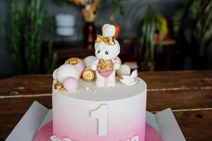 kinderen verjaardag taart een jaar, zoet wit chocola traktatie voor kinderen, konijn koekjes, zoet heerlijk taart. foto