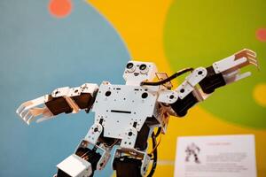 de robot is mechanisch mobiel. dansen roboticus. tentoonstelling van robotten. kunstmatig intelligentie. foto