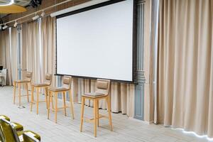 conferentie en bedrijf evenement faciliteiten. wit huis theater scherm. hoog gezeten stoelen. foto