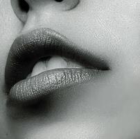 sexy lippen dichtbij visie foto, vrouw lippen met lippenstift detailopname achtergrond, gezicht detail portret foto