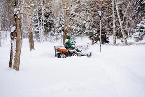 een sneeuw blazer schijven naar beneden de straat opruimen sneeuw. sneeuw verwijdering machine. foto