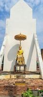 gouden Boeddha zittend standbeeld foto