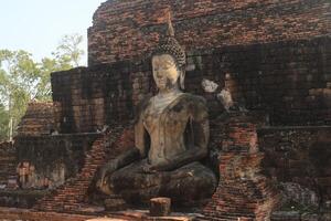 oude Boeddha steen standbeeld in historisch park foto