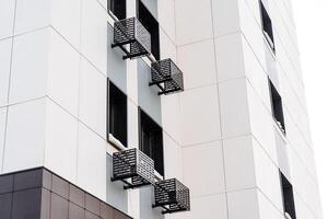 hoge kwaliteit plastic ramen in modern huizen. lawaai bescherming. lucht conditioning onder de ramen van een appartement gebouw. facade van een appartement gebouw. foto