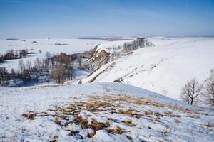 heuvels gedekt met sneeuw winter landschap, bergachtig terrein, ongelijk terrein in winter, wandelen in winter, natuur van Rusland, voorjaar in de zuidelijk urals foto