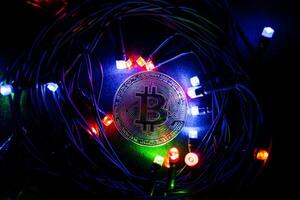 bitcoin munt Aan een abstract gloeiend achtergrond. elektronisch geld bitcoin in realiteit. souvenir munt. de groeit rijkdom van modern mensen foto