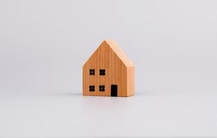 model- houten huis, speelgoed- huis, eerste huis project en huis lening en behuizing foto