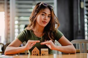 huizen en huisvesting, Aziatisch Dames en houten huis modellen, eerste huis projecten en huis leningen foto