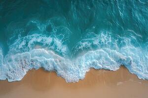 ai gegenereerd de kalmte van oceaan golven Aan een uitgestorven strand, turkoois zee en onaangeroerd zand antenne visie van een vredevol, uitgestorven strand met kalmte oceaan golven voorzichtig breken tegen zanderig kusten foto