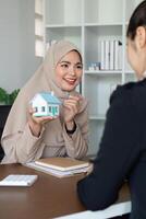 moslim vrouw echt landgoed middel en cliënt bespreken huis aankoop, verzekering, hypotheek of investering huis lening foto
