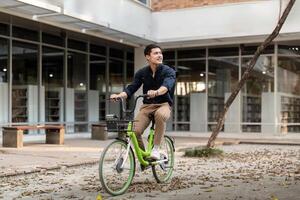 zakenman en fiets in stad naar werk met eco vriendelijk vervoer. gelukkig zakenman professioneel rijden een fiets in stedelijk straat foto