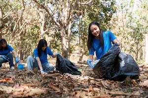 jong mensen vriend vrijwilliger verzamelen vuilnis plastic flessen naar uitschot Tassen. milieu zorg ecologie concept foto
