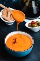 kom met salmorejo, een typisch Spaanse tomatensoep vergelijkbaar met de gazpacho foto