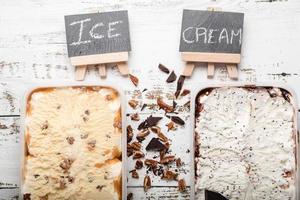 heerlijke ijsdesserts met verschillende toppings. foto