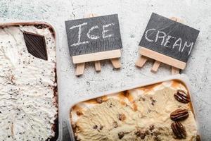 heerlijke ijsdesserts met verschillende toppings. foto