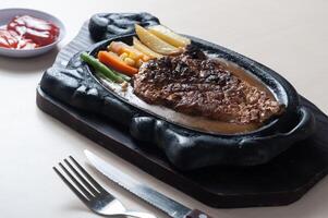 barbecue rundvlees steak in heet bord foto