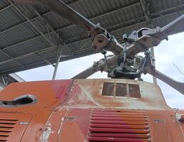 een helikopter in de hangar foto