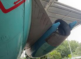 een vliegtuig in de hangar foto