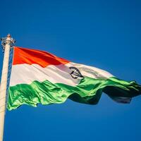 indiase vlag hoog op connaught plaats met trots in blauwe lucht, indiase vlag wapperen, indiase vlag op onafhankelijkheidsdag en republiek dag van india, tilt-up shot, wuivende indische vlag, har ghar tiranga foto