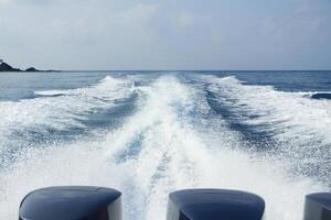 golven van snelheid boot Aan de zee. foto