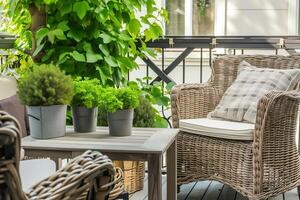 ai gegenereerd knus patio balkon, zitplaatsen Oppervlakte met rieten meubilair en veel planten foto