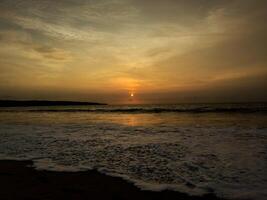 zonsondergang Bij Kuta strand Bali Indonesië foto