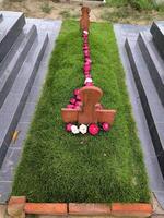 moslim graven in Indonesië zijn versierd met manilla gras planten en bloemen foto