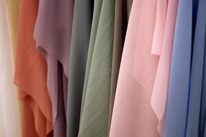 chiffon kleding stof in gedempt kleuren achtergrond structuur foto
