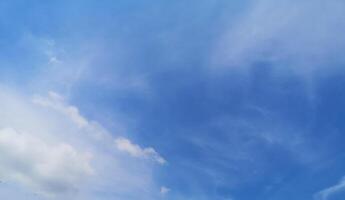 stratus wit wolken in de blauw lucht natuurlijk achtergrond mooi natuur milieu ruimte voor schrijven foto