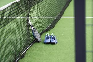 peddelen tennis voorwerpen en rechtbank. foto