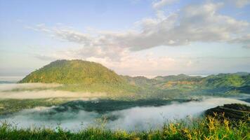 natuurlijk visie van bergen gedekt met dauw monteren boga gelegen in oosten- Kalimantan foto