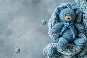 ai gegenereerd knus blauw gebreid teddy beer verpakt in een dik deken Aan getextureerde grijs achtergrond, ideaal voor baby douche geschenken, kinderkamer decor, of warm kinderjaren thema's. baby jongen geboorte Aankondiging. foto