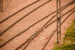 visie van trein spoorweg sporen van de midden- gedurende dag Bij Kathgodam spoorweg station in Indië, trein spoorweg bijhouden visie, Indisch spoorweg knooppunt, zwaar industrie foto