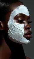 ai gegenereerd detailopname schoonheid portret van lichte huid zwart vrouw toepassen klei masker foto