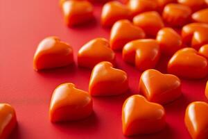 ai gegenereerd karamel harten vormig snoepjes Aan rood achtergrond. valentijnsdag dagen concept, kopiëren ruimte foto