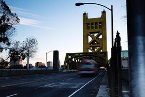 toren brug sacramento Californië vroeg ochtend- straat niveau foto