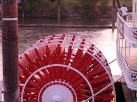 sacramento, ca, 2007 - rood en wit peddelen wiel oud boot Aan rivier- foto