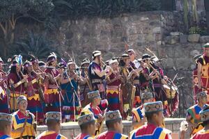 cusco, Peru, 2015 - inti straalmi festival zuiden Amerika muzikanten in kostuum foto