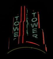 sacramento, ca, 2015 - neon lichten van toren theater Bij nacht foto