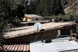 ollantaytambo, Peru, 2015 - televisie schotel Aan rood tegel dak zuiden Amerika foto